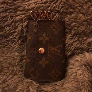 6 key holder authentic Louis Vuitton.